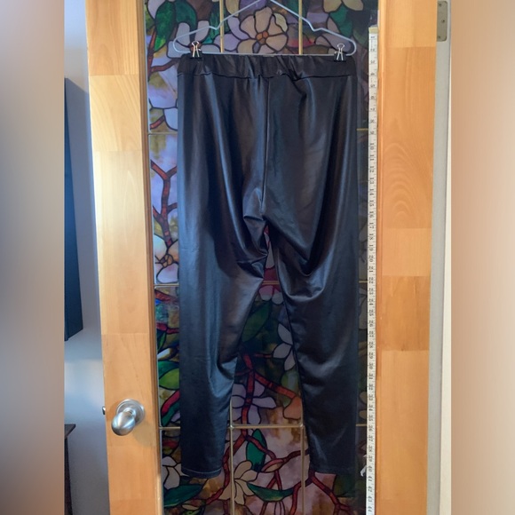 1X shiny looking black leggings. Plus size womens. - Picture 3 of 4